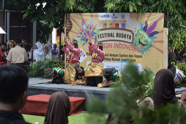 Yang menarik adalah saat siswa tampil untuk menari dan fashion show. Mereka menampilkan berbagai tari-tarian dan musik daerah dengan mengenakan busana berbagai suku yang ada di Indonesia.