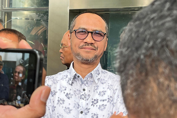 Samad menilai masih ada waktu jika Prabowo mau mengulang proses seleksi capim KPK. Itu, kata dia, tergantung dari kemauan pemerintah. “Bisa pada saat sekarang, atau walaupun sudah sampai ke DPR, kalau pemerintah punya keinginan yang kuat dan melihat bahwa ada kondisi setelah menelusuri, memprofiling kesepuluh orang ini ternyata orang-orang ini belum bisa diharapkan maksimal, maka dia bisa membentuk pansel baru,” terangnya.