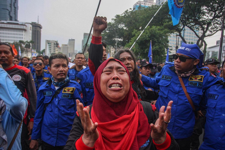 Ribuan buruh bersuka cita usai Mahkamah Konstitusi (MK) mengabulkan beberapa tuntutan mereka soal Undang-undang Cipta Kerja (Ciptaker). Beberapa tuntutan yang dikabulkan tersebut terkait upah dan tenaga kerja asing. 