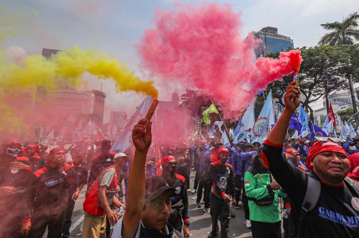 Perkara tersebut diajukan oleh Partai Buruh, Federasi Serikat Pekerja Metal Indonesia (FSPMI), Konfederasi Serikat Pekerja Seluruh Indonesia (KSPSI), Konfederasi Persatuan Buruh Indonesia (KPBI), dan Konfederasi Serikat Pekerja Indonesia (KSPI).