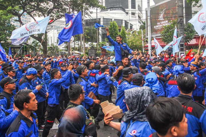 Pada amar putusannya, MK mengabulkan pengujian isu konstitusionalitas 21 norma pasal dalam UU Ciptaker yang berkaitan dengan tenaga kerja asing, perjanjian kerja waktu tertentu (PKWT), pekerjaan alih daya (outsourcing), cuti, upah, pemutusan hubungan kerja (PHK), dan pesangon.