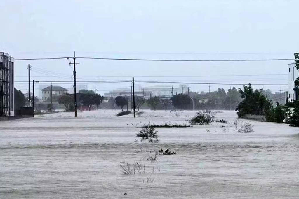 Topan Kong-rey bertiup dengan kecepatan 184 kilometer per jam (114 mil per jam) dengan hembusan hingga 227 kpj (141 mph) saat bergerak di wilayah timur Taitung. Sebagian wilayah Yilan dan Hualien terendam banjir akibat hujan lebat, tetapi banyak petani di wilayah pedesaan telah membawa hasil panen mereka untuk mengantisipasi kerusakan akibat badai.