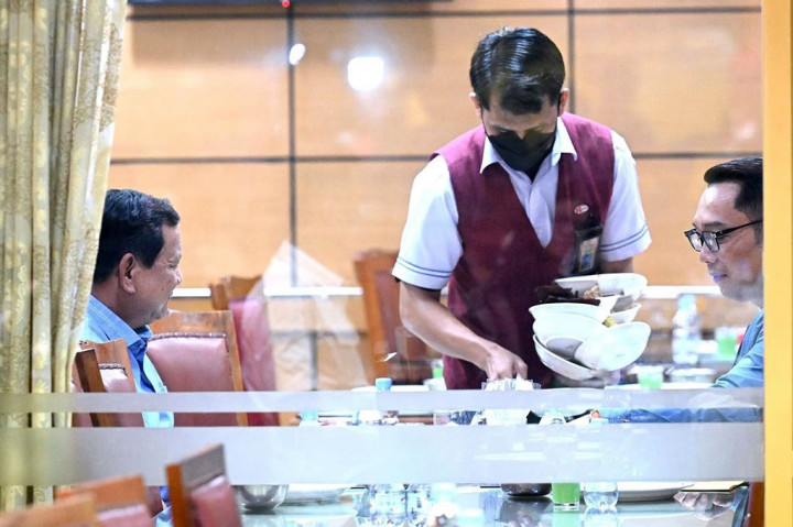 Dalam akun media sosial Instagram pribadi Prabowo yang dipantau di Jakarta, Jumat, 1 November 2024 dini hari, terdapat tiga foto yang diunggah, menunjukkan Prabowo sedang makan malam dengan Ridwan Kamil.