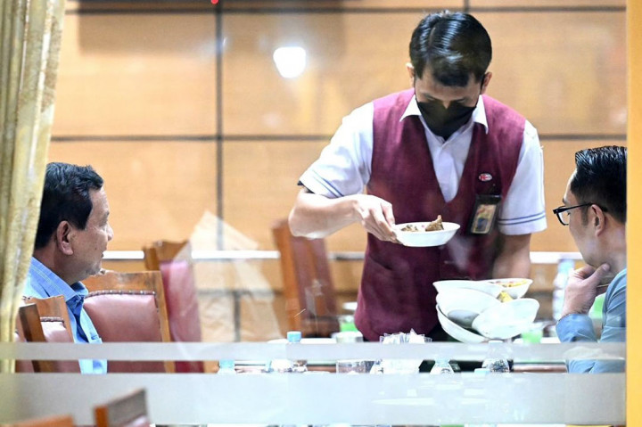 Melalui deskripsi unggahannya tertulis, 'Makan malam dengan Kang Ridwan Kamil di Rumah Makan Garuda, Jalan Sabang, Jakarta Pusat.'