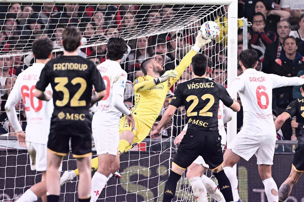 Penjaga gawang Fiorentina David de Gea kembali tampil gemilang dengan melakukan penyelamatan krusial untuk menggagalkan tuan rumah menyamakan kedudukan di masa injury time.