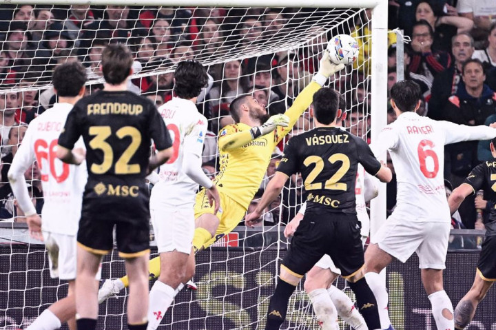 Penjaga gawang Fiorentina David de Gea kembali tampil gemilang dengan melakukan penyelamatan krusial untuk menggagalkan tuan rumah menyamakan kedudukan di masa injury time.