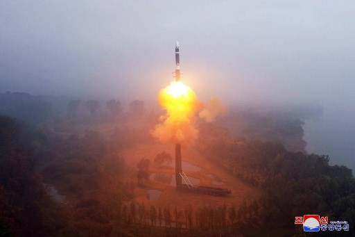 Korea Utara memamerkan kekuatan militernya dengan melakukan uji coba rudal balistik antarbenua berbahan bakar padat baru yang dijuluki Hwasong-19.