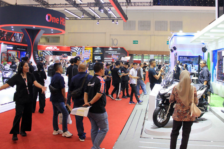 Ratusan masyarakat mengunjungi Indonesia Motorcycle Show (IMOS) 2024 di Indonesia Convention Exhibition (ICE) BSD, Tangerang, Jumat, 1 November 2024.
