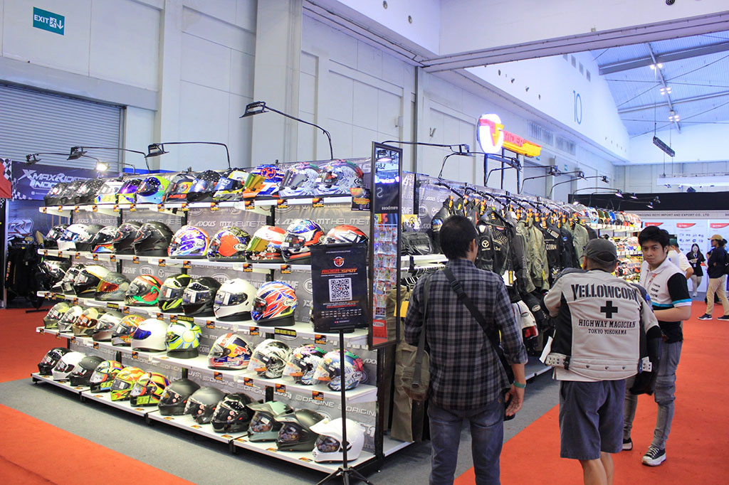 Tidak hanya itu, sejumlah brand aksesoris motor juga melakukan pameran motor modifikasi, seperti motor matic dan juga manual. Aksesoris motor juga turut dipamerkan dan dijual.
