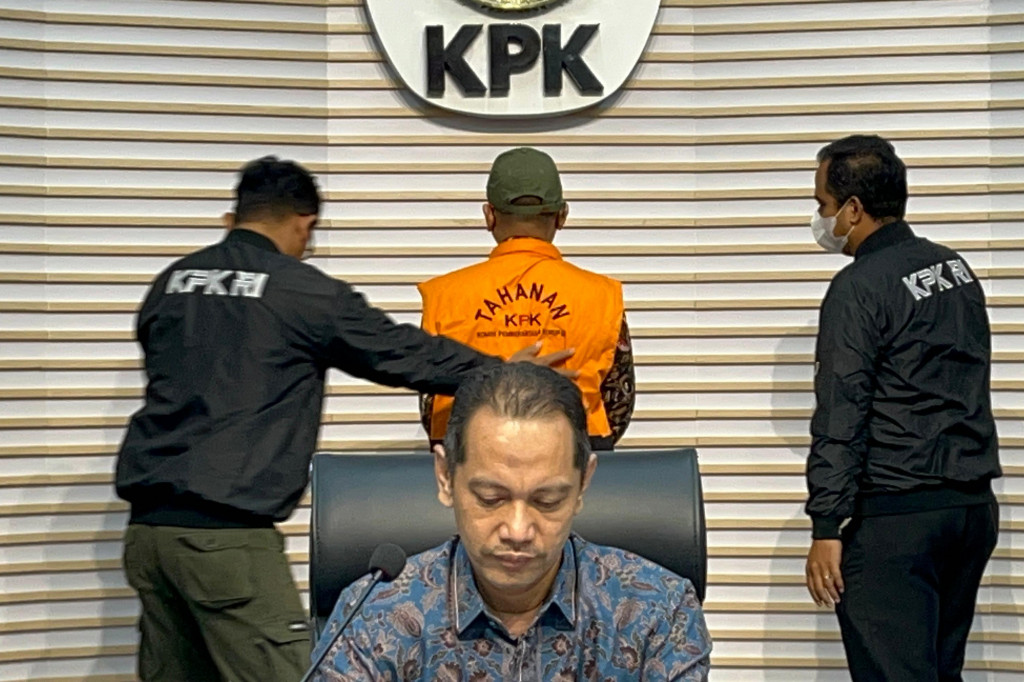 “KPK akan melakukan penahanan terhadap tersangka AT (Ahmad Taufik), untuk 20 hari pertama, terhitung sejak tanggal 1 sampai dengan 20 November 2024,” kata Wakil Ketua KPK Nurul Ghufron di Gedung Merah Putih KPK, Jakarta Selatan, Jumat, 1 November 2024.