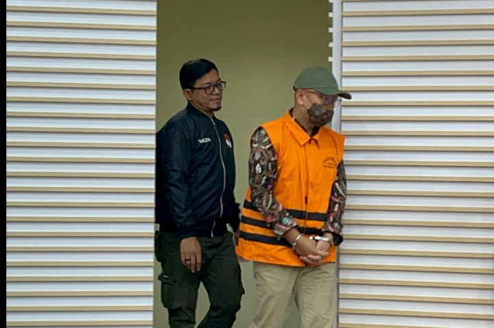 Komisi Pemberantasan Korupsi (KPK) menahan Direktur Utama (Dirut) PT Permana Putra Mandiri (PPM) Ahmad Taufik hari ini, Jumat, 1 November 2024. Dia merupakan tersangka dalam kasus dugaan rasuah pengadaan alat perlindungan diri (APD) di Kementerian Kesehatan (Kemenkes).