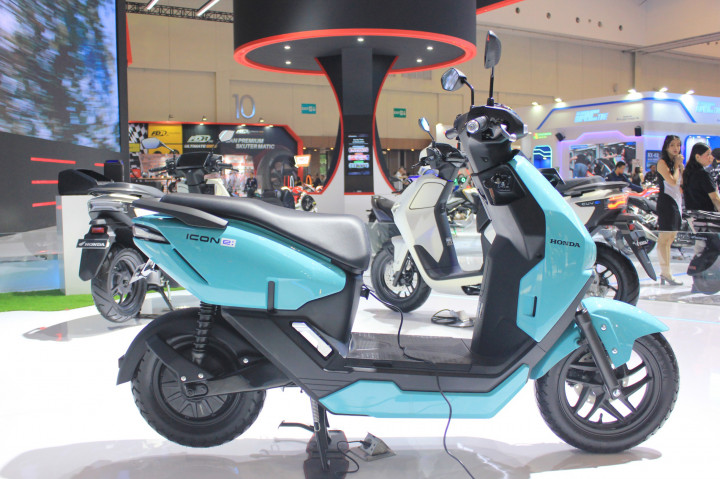 PT Astra Honda Motor (AHM) memperkenalkan model motor listrik baru Honda ICON e: dan Honda CUV e: pada hari pertama pelaksanaan Indonesia Motorcycle Show (IMOS) 2024 di ICE BSD City, Tangerang, Banten, Rabu, 30 Oktober 2024.