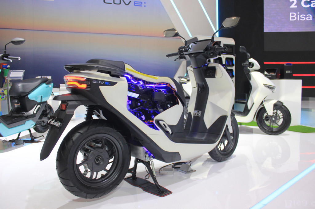 Kedua model baru yang diluncurkan secara global pada awal Oktober 2024 itu melengkapi jajaran motor listrik Honda yang telah eksis di pasar Indonesia, yakni Honda EM1 e: dan EM1 e: Plus.