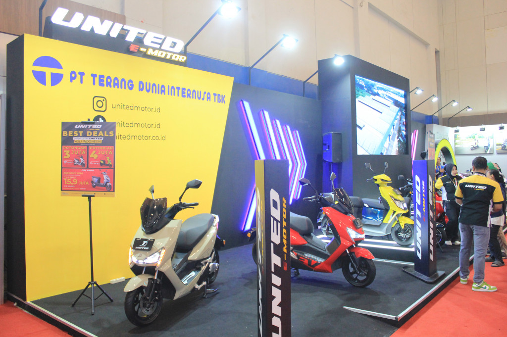 Lebih dari 60 peserta pameran berpartisipasi dalam ajang IMOS 2024. Kendaraan yang dipasang mencakup 17 merek sepeda motor dengan mesin pembakaran internal termasuk Honda, Kawasaki, Suzuki, TVS, Yamaha,
Harley-Davidson, Royal Alloy, Royal Enfield, dan Scomadi.
