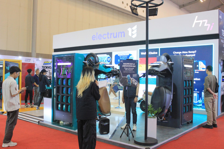 IMOS 2024 juga menampilkan sederet motor-motor kustomisasi karya para seniman motor. Hampir setiap stan dan merek memberikan penawaran dan berbagai promosi masing-masing yang diberikan khusus selama transaksi di gelaran ini.