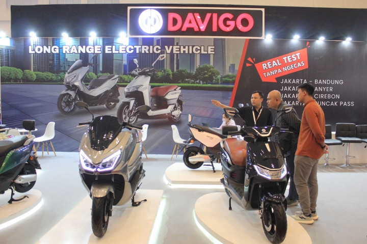 Sejumlah motor listrik kembali dipamerkan pada gelaran Indonesia Motorcycle Show (IMOS) 2024 di ICE BSD City, Tangerang, Jumat, 1 November 2024.