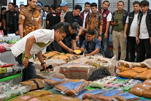 Dalam pengungkapan ini, kata dia, kepolisian menyita sejumlah barang bukti dengan jumlah yang fantastis, yakni sabu sebanyak 1,07 ton, ganja 1,12 ton, ekstasi 357.731 butir, pil Happy Five 6.300 butir, ketamin 923,3 gram, pil Double LL 127.000 butir, kokain 2,5 kilogram, tembakau sintetis 9.064 gram, hasis 25,5 kilogram, MDMA 4.110 gram, mefedron 8.157 butir, dan happy water 2.974,9 gram.