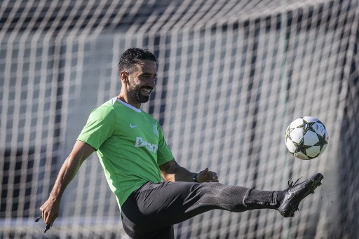 Sebagai pelatih, kariernya dimulai pada 2018 ketika menangani tim yang bermain di liga divisi ketiga Portugal, Casa Pia. Di sini, dia mengasah formasi tim dengan tiga bek yang sempat membawa Casa Pia tidak terkalahkan dalam beberapa pertandingan.