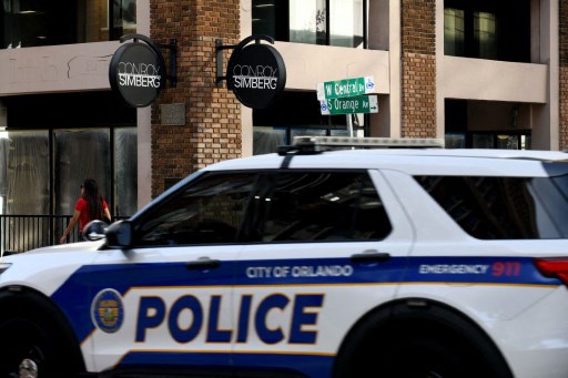 Pelaku melepaskan tembakan di distrik bar dan restoran di pusat kota Orlando sekitar pukul 1 dini hari. 