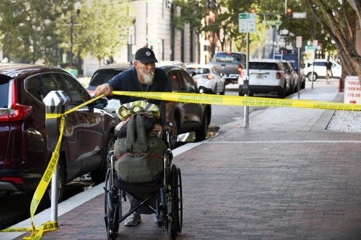 Seseorang yang tidak dikenal melintasi garis batas di Central Blvd, Orlando, Florida, tempat penembakan terjadi selama perayaan Halloween pada Jumat, 1 November 2024 waktu setempat.