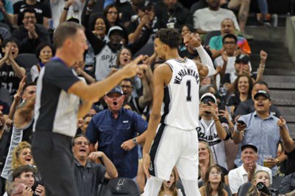 Bintang muda San Antonio Spurs, Victor Wembanyama, kembali mencatatkan rekor langka 5x5 untuk kedua kali dalam kariernya saat membawa San Antonio Spurs meraih kemenangan meyakinkan 106-88 atas Utah Jazz, Jumat, 1 November 2024 WIB.