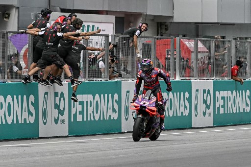 Pembalap Prima Pramac Racing Jorge Martin memenangi Sprint Race Grand Prix Malaysia di Sirkuit Internasional Sepang, Malaysia, Sabtu, 2 November 2024. Sementara itu peraih pole Francesco Bagnaia gagal finis akibat crash.