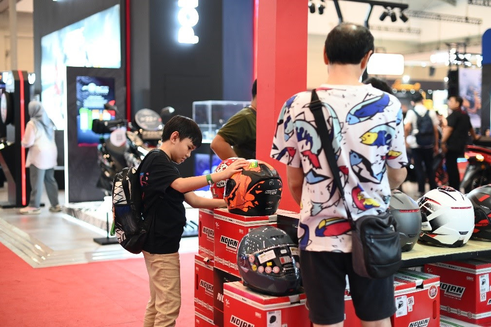 Tidak hanya orang dewasa, anak-anak juga terlihat antusias melihat produk-produk yang dipajang dalam gelaran IMOS 2024.