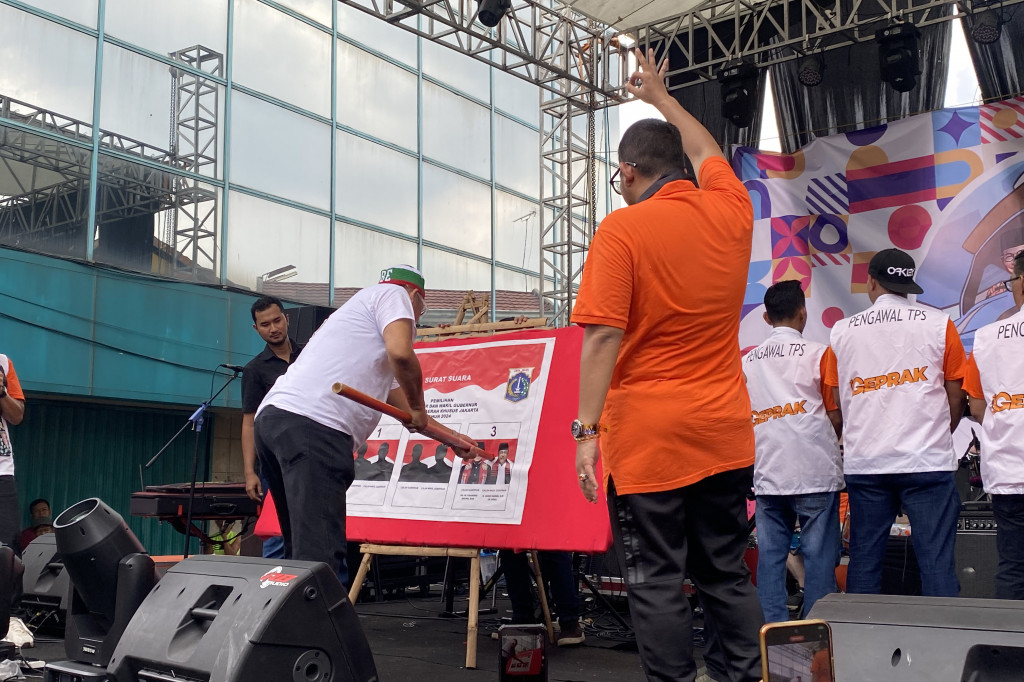 “Di Tanah Abang saya yakin pasti suara saya sangat signifikan, saya yakin hakul yakin karena saya warga Tanah Abang saya pernah tinggal di Tanah Abang,” ucap Pramono di Tanah Abang, Jakarta Pusat, Minggu, 3 November 2024.