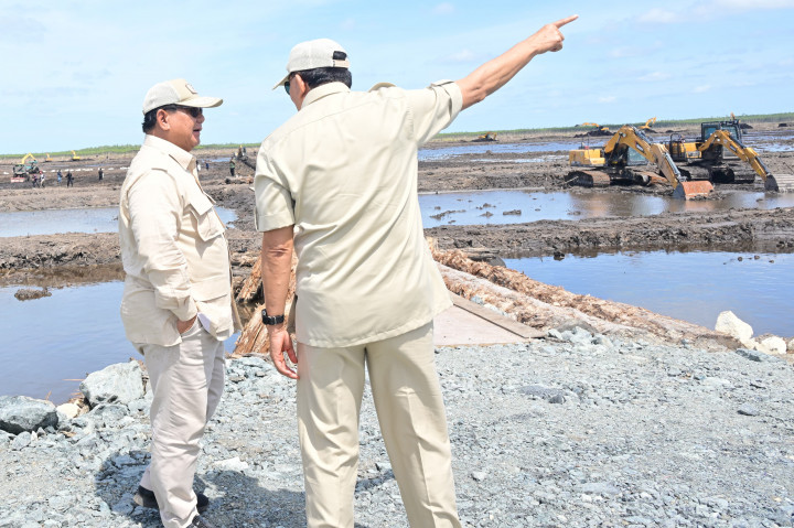 Presiden Prabowo Subianto berkunjung ke Desa Wanam, Kabupaten Merauke, Provinsi Papua Selatan, pada Minggu, 3 November 2024. Pada kunjungannya itu, Prabowo mencermati pengolahan lahan.