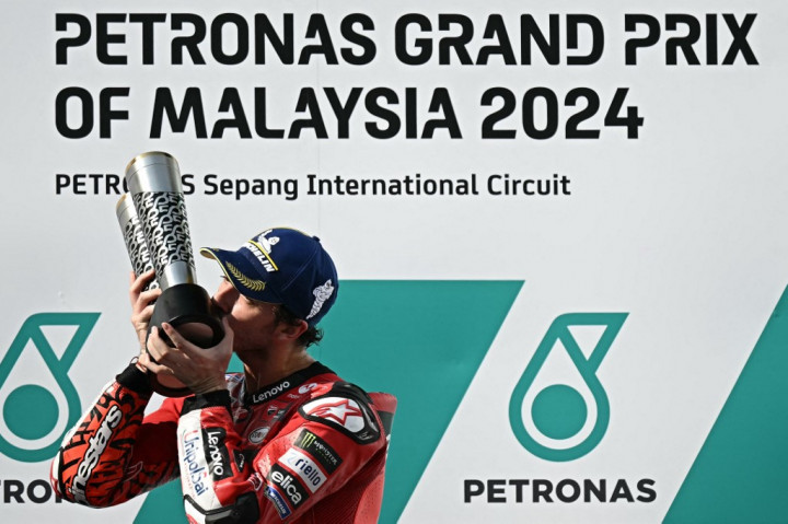 Ini juga sekaligus menjadikan Bagnaia sebagai pebalap dengan 10 kemenangan balapan utama pada musim 2024, 28 kemenangan MotoGP, dan podium ke-50 di kelas balap premier ini.