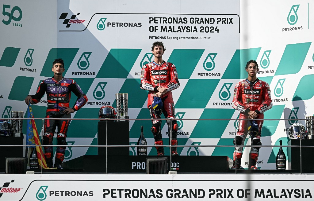 Kemenangan hari ini membuat perebutan gelar juara dunia musim 2024 antara Bagnaia dan Jorge Martin (Prima Pramac Racing) masih terus berlanjut di putaran final.