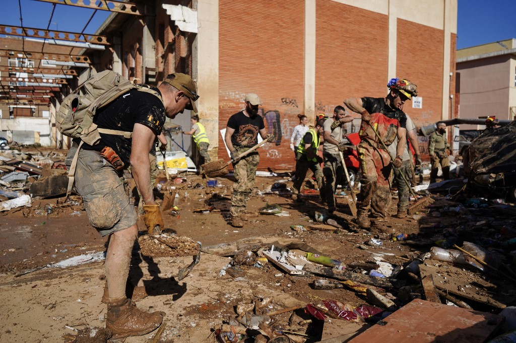 Harapan menemukan penyintas semakin menipis setelah lebih dari tiga hari pascabanjir besar menenggelamkan kota-kota dan merusak infrastruktur di Spanyol -- bencana terburuk di negara Eropa tersebut sejak beberapa dekade terakhir.
