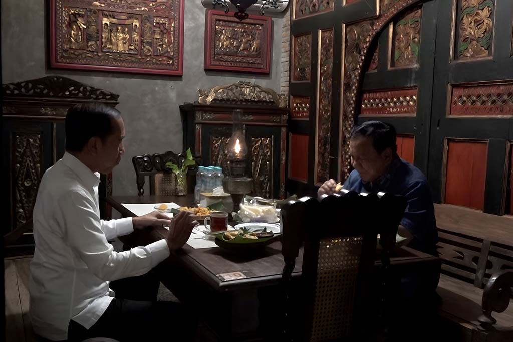 Prabowo dan Jokowi bersantap malam dengan menu angkringan khas Solo, salah satunya tempe mendoan dan minuman hangat.