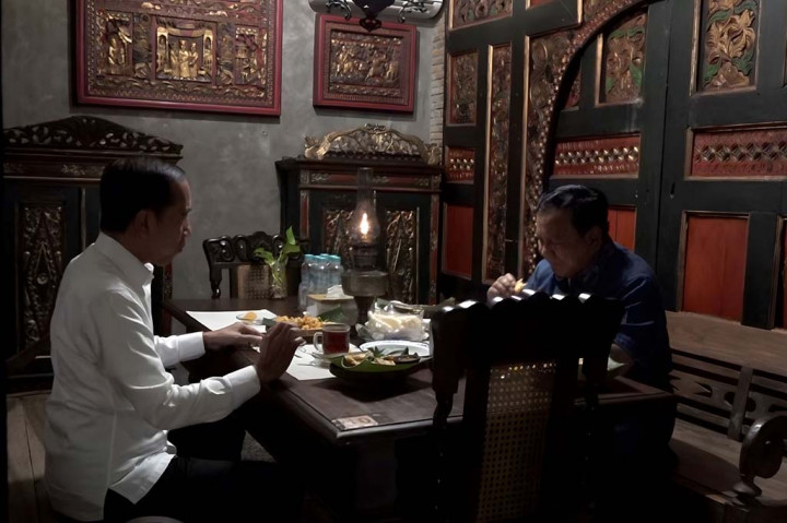 Prabowo dan Jokowi bersantap malam dengan menu angkringan khas Solo, salah satunya tempe mendoan dan minuman hangat.