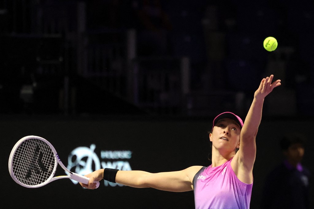 Unggulan kedua Iga Swiatek bangkit untuk mengejutkan unggulan kedelapan Barbora Krejcikova 4-6, 7-5, 6-2 dalam pertandingan pembukanya di WTA Finals Riyadh, Minggu, 3 November 2024 malam.