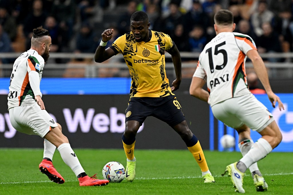 Unggul satu gol, Nerazzurri mencoba untuk menambah gol. Thuram kembali mengancam kali ini lewat sundulan, tetapi bola masih bisa diamankan Stankovic.