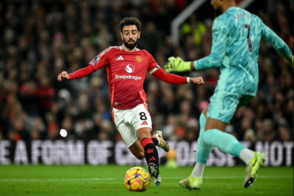 Bruno Fernandes sukses melaksanakan tugasnya dengan baik setelah tendangannya tak dapat ditebak oleh Sanchez. United unggul 1-0 pada menit 70.