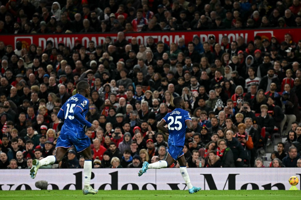 Tapi empat menit itu setelah Chelsea menyamakan kedudukan melalui tendangan luar kotak penalti Moises Caicedo.