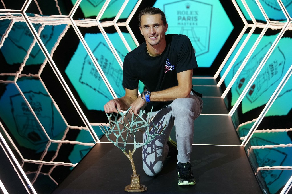 Zverev tak kenal lelah di setiap aspek, terutama di balik servisnya sendiri yang hanya kehilangan lima poin, menurut statistik ATP.