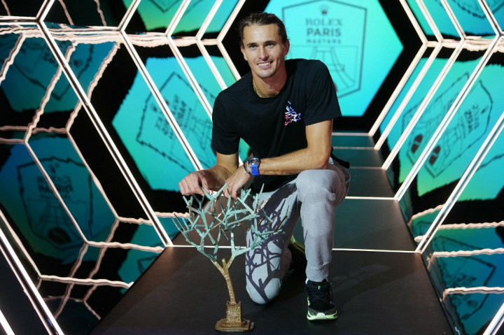 Zverev tak kenal lelah di setiap aspek, terutama di balik servisnya sendiri yang hanya kehilangan lima poin, menurut statistik ATP.