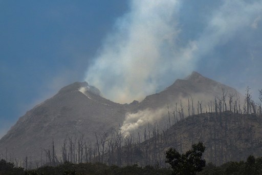 Gunung Lewotobi Laki-laki di Kabupaten Flores Timur, Nusa Tenggara Timur, erupsi, Minggu, 3 November 2024 tengah malam. Hujan material termasuk batu api, mencapai radius 6 kilometer. 