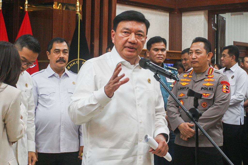 Dalam jumpa pers di Kantor Kementerian Koordinator Bidang Politik dan Keamanan RI di Jakarta, Senin, 4 November 2024, Budi Gunawan, yang populer dengan panggilan BG, mengumumkan tujuh desk tersebut mencakup Desk Pilkada, Desk Pencegahan Penyeludupan, Desk Pemberantasan Narkoba, Desk Penanganan Judi Online, Desk Koordinasi Peningkatan Penerimaan Devisa Negara, Desk Pencegahan Tindak Pidana Korupsi, dan Desk Keamanan Siber dan Perlindungan Data.