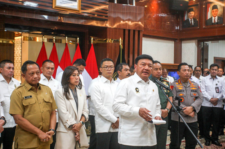 Menteri Koordinator Politik dan Keamanan (Menko Polkam) Jenderal Pol. (Purn.) Budi Gunawan membentuk tujuh desk (satuan kerja) lintas kementerian/lembaga (k/l) untuk mempercepat penanganan tujuh persoalan yang menjadi prioritas 100 hari pertama pemerintahan Presiden Prabowo Subianto.