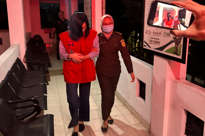 Menurut Qohar, Meirizka berperan dalam memberikan uang senilai Rp1,5 miliar ke pengacara Ronald, Lisa Rachmat, untuk mengurus persidangan Ronald di Pengadilan Negeri Surabaya. Ia menyebut bahwa Meirizka dan Lisa sudah kenal lama karena Ronald dan anak Lisa pernah satu sekolah.