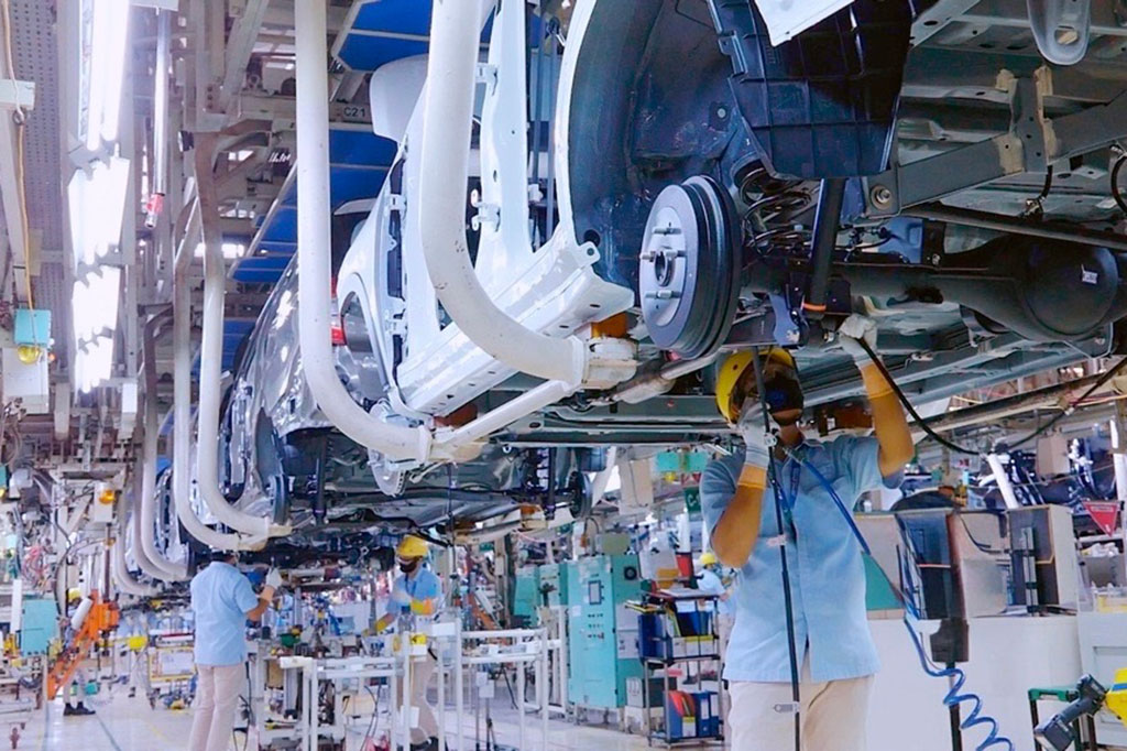 Daihatsu merupakan produsen mobil terbesar di Indonesia, dengan dua fasilitas produksi yang di Sunter, Jakarta dan Karawang, Jawa Barat. Bahkan yang di Karawang diketahui pabrik terbesar di Indonesia dengan kapasitas produksi mencapai 200 ribu unit per tahun.