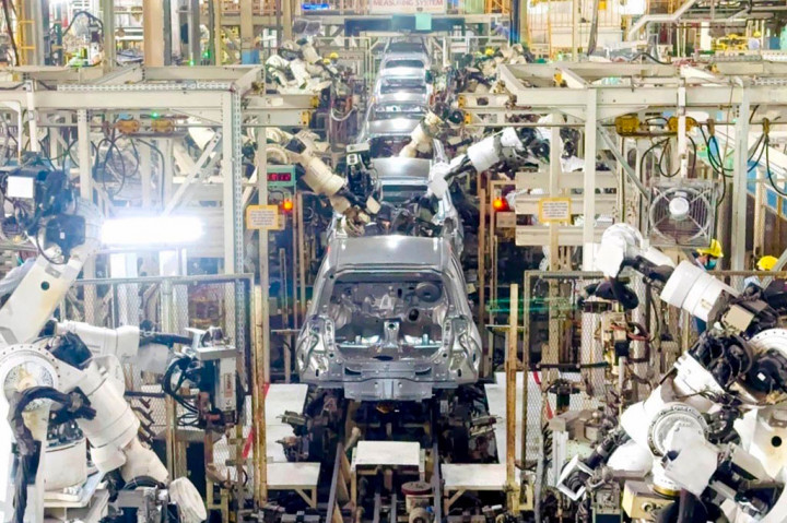 Pabrik di Karawang memiliki fasilitas terintegrasi menggunakan teknologi robotik terkini yang mampu melakukan semua proses produksi kendaraan roda empat dengan menerapkan konsep SSC (Simple, Slim & Compact).