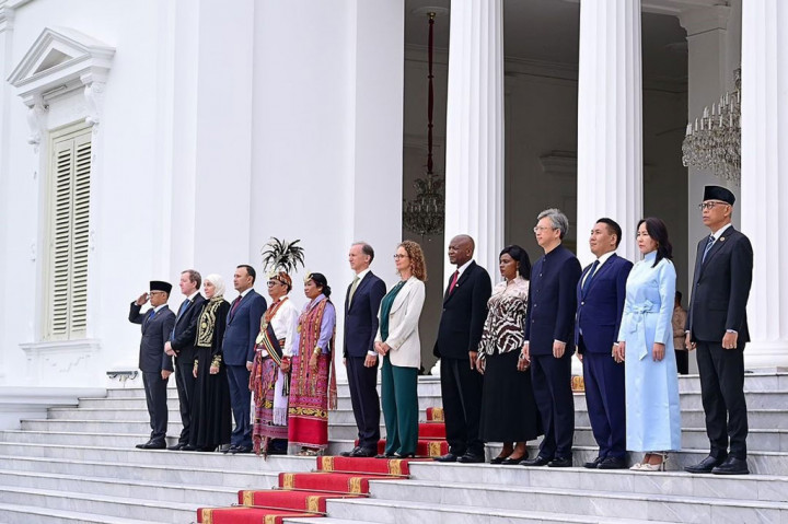 Ketujuh dubes negara sahabat tersebut yakni Dubes Belanda, Timor Leste, Republik Zimbabwe, Uzbakistan, Tiongkok, Aljazair, dan Mongolia.