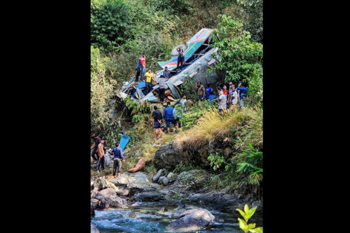 Beberapa orang berada di lokasi kecelakaan setelah sebuah bus terjun ke jurang di distrik Almora, negara bagian Uttarakhand, India, Senin, 4 November 2024.