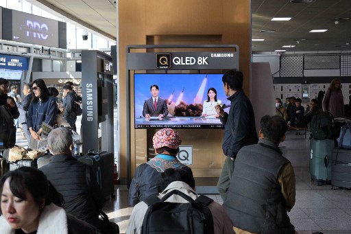 Peluncuran terbaru tersebut menyusul uji coba rudal balistik antarbenua berbahan bakar padat baru yang dijuluki Hwasong-19 oleh Korea Utara minggu lalu, dan dilakukan beberapa jam sebelum pemungutan suara dibuka dalam pemilihan presiden AS.