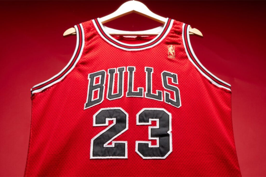 Jersey Michael Jordan yang dikenakan pada musim 1996-97 bersama Chicago Bulls terjual seharga USD4,68 juta (setara Rp73 miliar), dalam lelang Sotheby's.